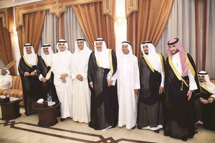 الشيخ فيصل الحمود متوسطا عددا من المهنئين﻿