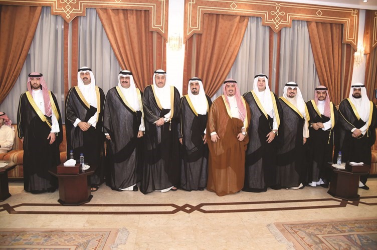 الشيخ فيصل الحمود متوسطا عددا من المهنئين﻿