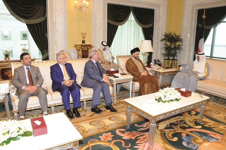 سمو ولي العهد الشيخ نواف الاحمد مستقبلا السيد عمار الحكيم والوفد المرافق