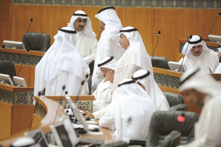 الشيخ خالد الجراح متوسطا النواب 