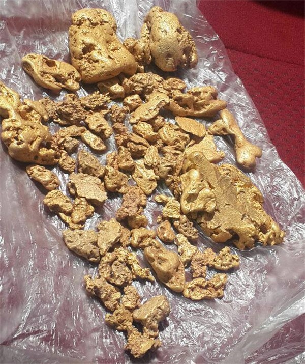 شباب سعوديون يجدون كنزاً بملايين الدولارات في جحر "ضب"
