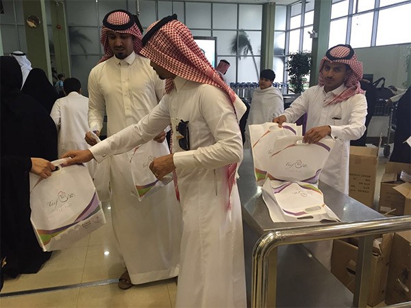 بالصور.. هيئة تنشيط السياحة السعودية تستقبل المعتمرين في مطار الطائف بالافطار والهدايا