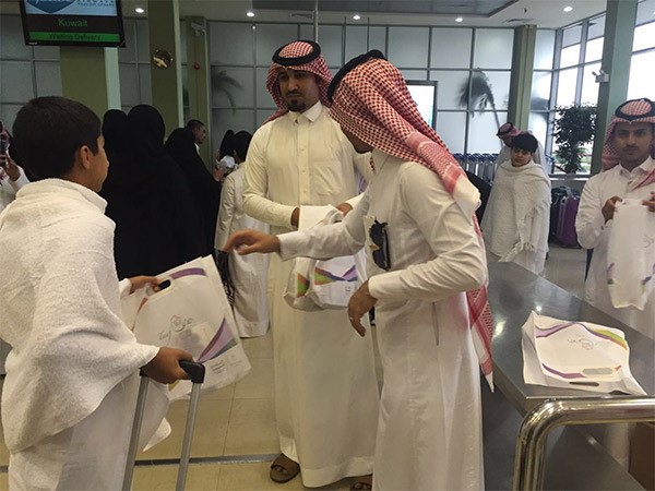 بالصور.. هيئة تنشيط السياحة السعودية تستقبل المعتمرين في مطار الطائف بالافطار والهدايا