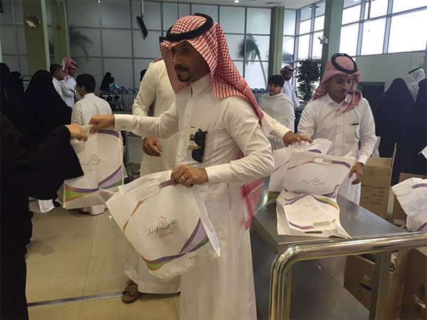 بالصور.. هيئة تنشيط السياحة السعودية تستقبل المعتمرين في مطار الطائف بالافطار والهدايا