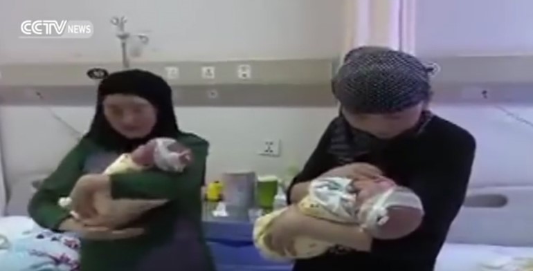 بالفيديو: زوجان يعانقان طفلتيهما التوأم لأول مرة