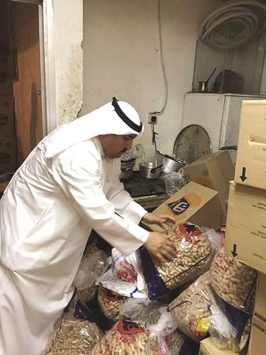 طارق القطان يفحص صلاحية الحلويات﻿