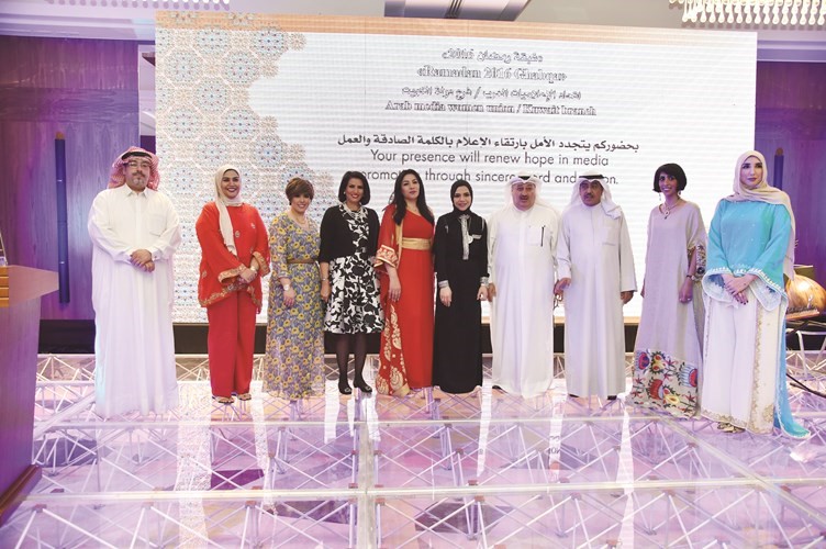 الزملاء عدنان الراشد وعماد بو خمسين وجاسم كمال وعضوات اتحاد الاعلاميات فرع الكويت﻿