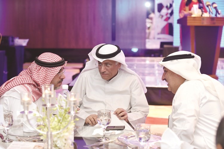 حوار بين الزملاء عماد بو خمسين وحسين الفضلي وجاسم كمال﻿