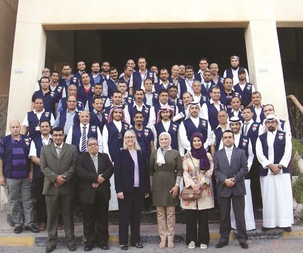 الدعاس تتوسط احدى الفرق العاملة في الاحصاء لاجراء المسوحات 