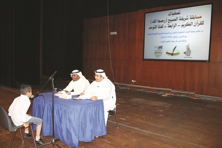 اللجنة تستمع لاحد المتسابقين