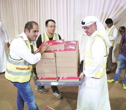 مجبل الايوب يساهم في توزيع وجبات الافطار