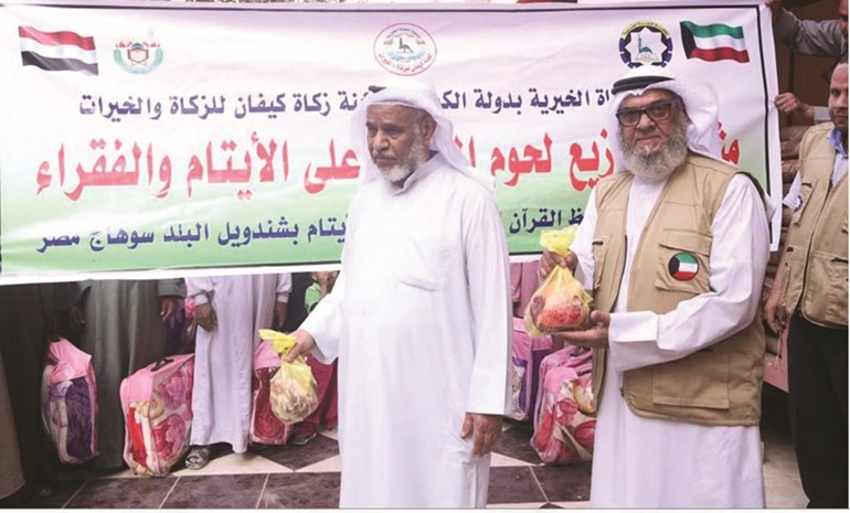 الخميس يوزع المساعدات على اللاجئين السوريين﻿