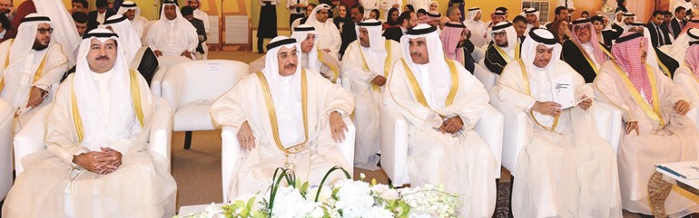 الشيخ خالد بن عبد الله ال خليفة وحمد المرزوق في مقدمة كبار الحضور خلال حفل تدشين المشروع﻿