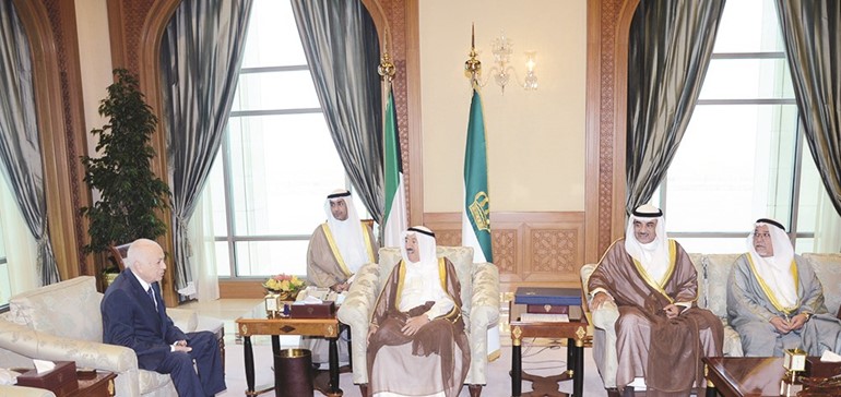 صاحب السمو الامير الشيخ صباح الاحمد مستقبلا د نبيل العربي والشيخ صباح الخالد بحضور الشيخ علي الجراح ﻿