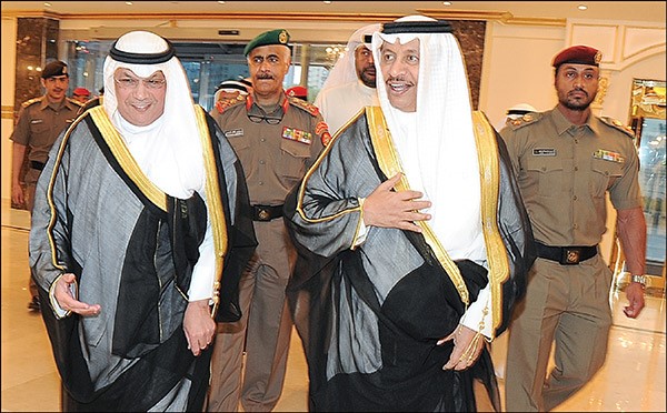 سمو الشيخ جابر المبارك لدى زيارته نادي ضباط الجيش مساء امس الاول وفي استقباله الشيخ خالد الجراح