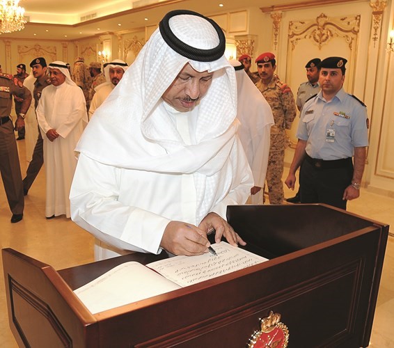سمو الشيخ جابر المبارك يسجل كلمة في سجل كبار الزوار﻿