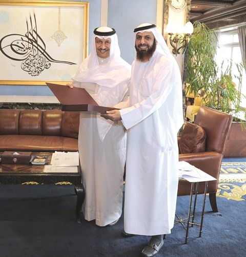 سمو الشيخ جابر المبارك خلال استقباله المخرج عبدالله المخيال﻿