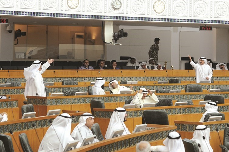 سجال بين عبدالله المعيوف وحمدان العازمي اثناء الجلسة