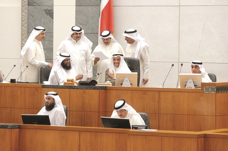 الغانم مع كامل العوضي وماجد موسى وسلطان اللغيصم وجمال العمر وحمود الحمدان وتبدو الامانة العامة﻿