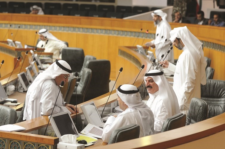 الشيخ خالد الجراح مع دعبدالله الطريجي وعبدالله المعيوف وعلي الخميس﻿