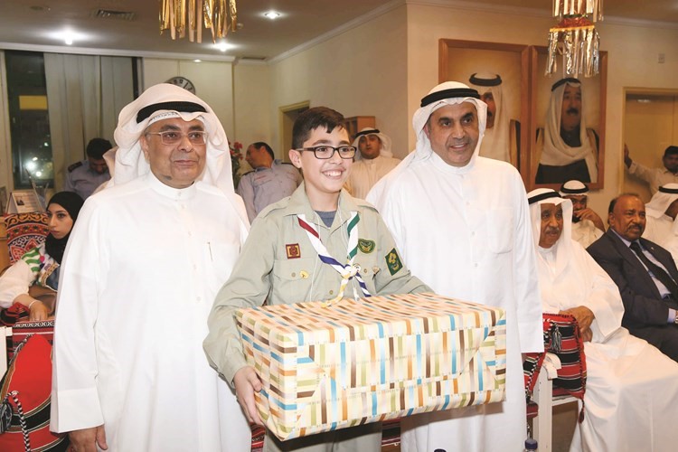 3- د عبدالله الطريجي وفيصل مقصيد يكرمان احد الطلبة ﻿
