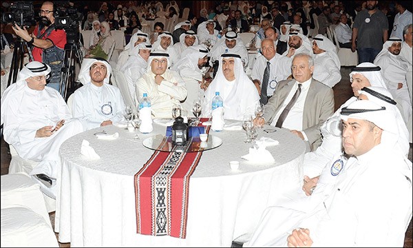 1-د بدر العيسى ود حسين الانصاري يتوسطان الحضور
