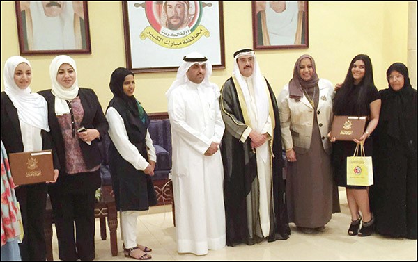 الفريق ماحمد الرجيب ومنصور الديحاني يتوسطان الطلاب
