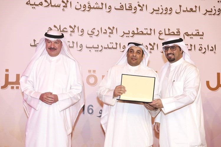 يعقوب الصانع مكرما احد المتميزين بحضور عبداللطيف السريع 