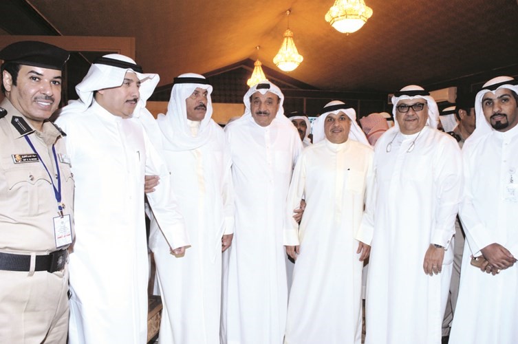 الشيخ مازن الجراح متوسطا د مصطفى الزعابي والعميد عبدالعزيز الهاجري وعددا من الضباط المتقاعدين