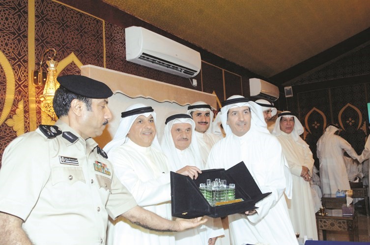 اللواء الشيخ مازن الجراح يتسلم درعا تذكارية من اللواء اديب سويدان