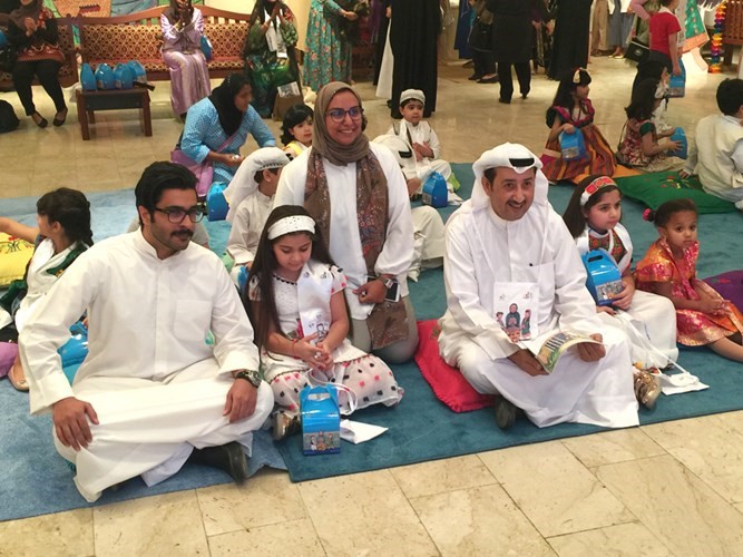 محمد العسعوسي مشاركا الاطفال فرحتهم
﻿
