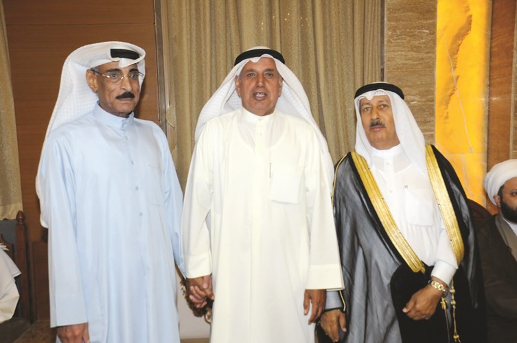 جواد بوخمسين وعبدالله الرومي يهنئان عبدالعزيز الجمعة﻿