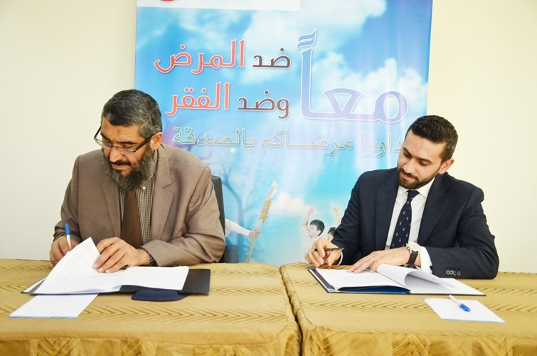 دعادل التوحيد وبيتر رؤوف خلال توقيع اتفاقية التعاون 
