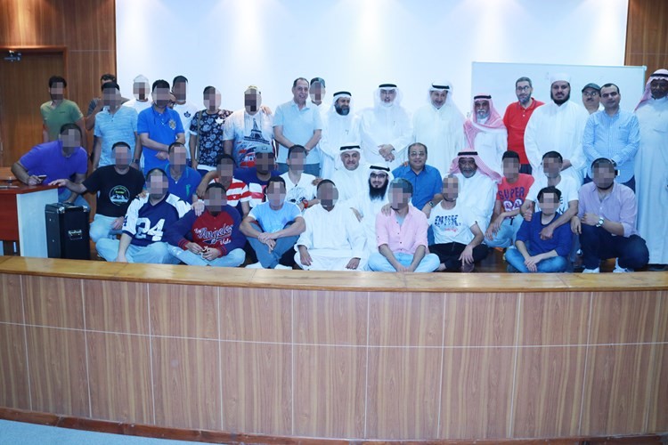 عبدالحميد البلالي متوسطا التائبين خلال حفل الافطار الرمضاني 