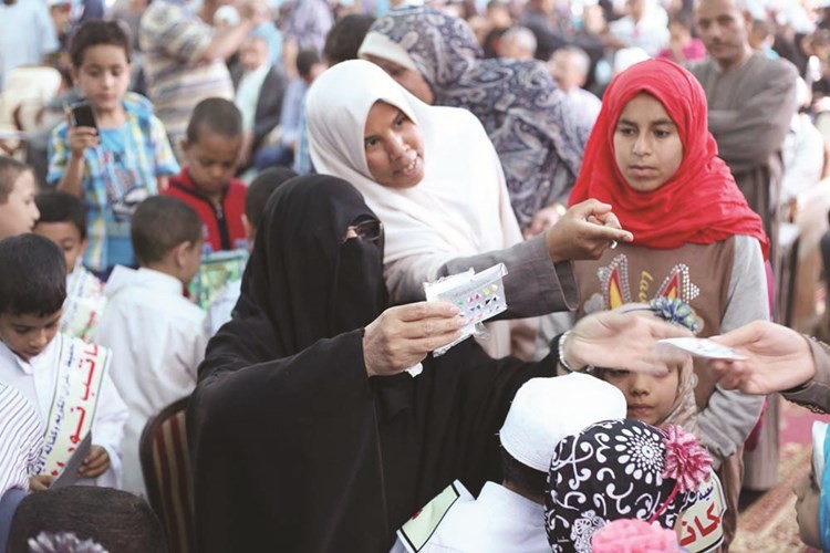 البليس توزع الهدايا على الايتام
