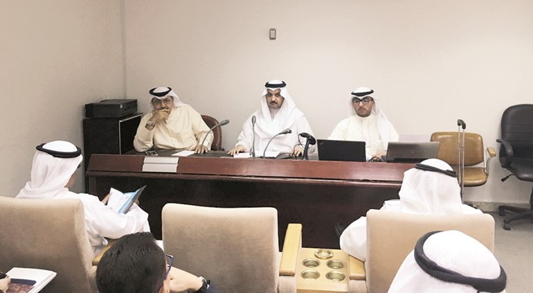 الشيخ مبارك العبدالله وسعدون علي خلال الجمعية العمومية