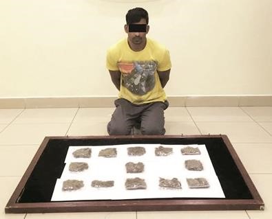 البنغالي وامامه المخدرات المضبوطة