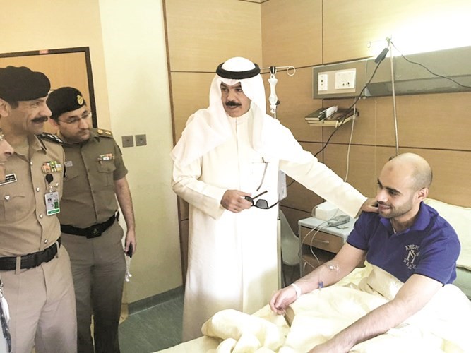 الشيخ محمد الخالد يطمئن على صحة المقدم الحميدان