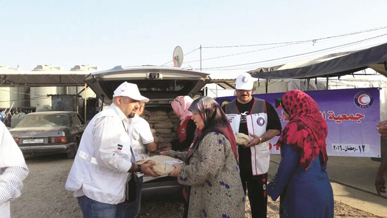 جانب من توزيع وجبات الافطار على النازحين السوريين 