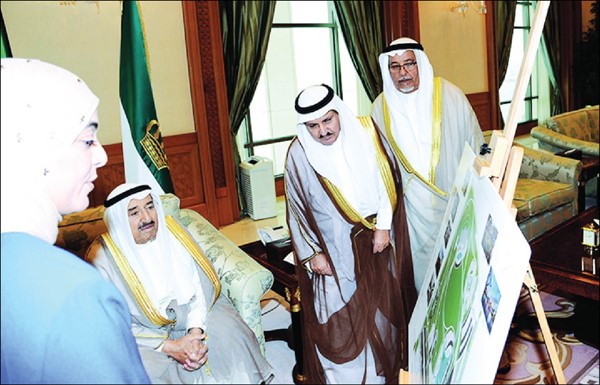 صاحب السمو الامير يستمع لشرح عن مشروع منتزه الشيخ نواف الاحمد