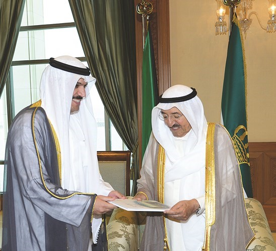 صاحب السمو الامير الشيخ صباح الاحمد يتسلم نسخة من التقرير السنوي للبنك المركزي من د محمد الهاشل ﻿