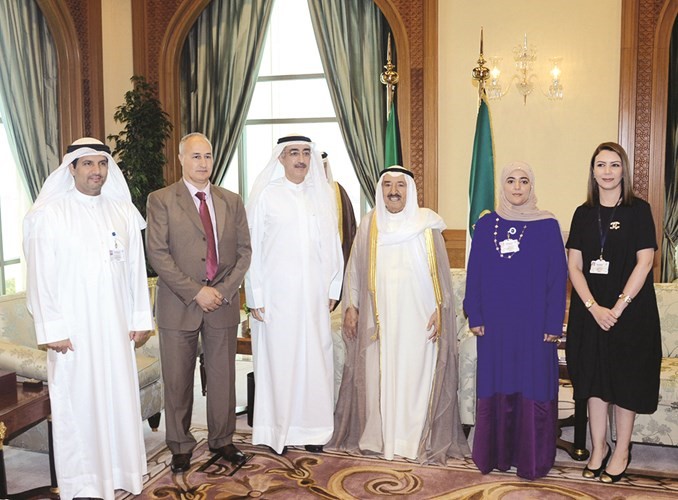 صاحب السمو الامير الشيخ صباح الاحمد مستقبلا الرئيس التنفيذي لشركة نفط الكويت جمال جعفر والقائمين على مشروع منتزه الشيخ نواف الاحمد﻿