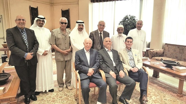 عبدالعزيز البابطين مع اعضاء اللجنة