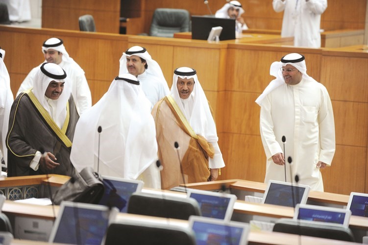 سمو رئيس الوزراء الشيخ جابر المبارك والنائب الاول ووزير الخارجية الشيخ صباح الخالد ود علي العبيدي اثناء الجلسة﻿
