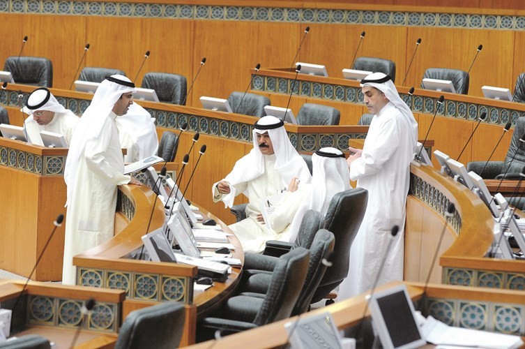 الشيخ محمد الخالد ود عبدالله الطريجي وسيف العازمي اثناء جلسة امس﻿