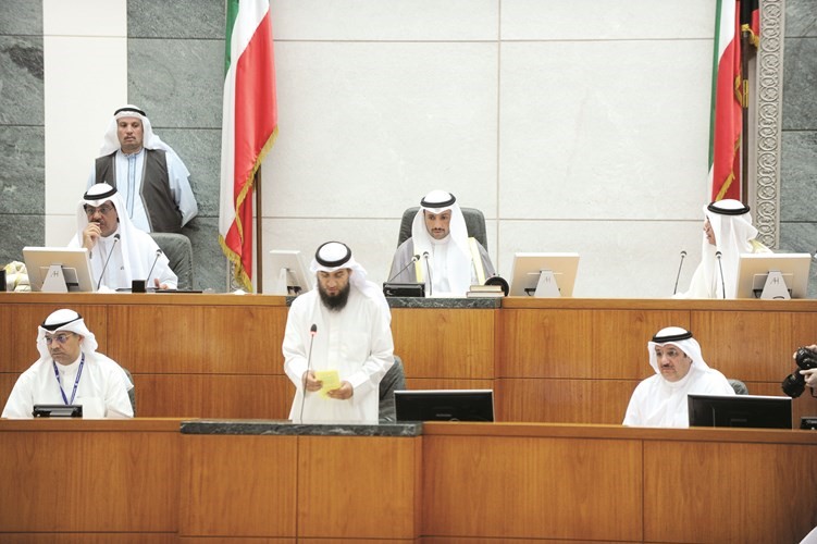 رئيس مجلس الامة مرزوق الغانم ونائبه مبارك الخرينج وامين السر م عادل الخرافي على المنصة وتبدو الامانة العامة﻿