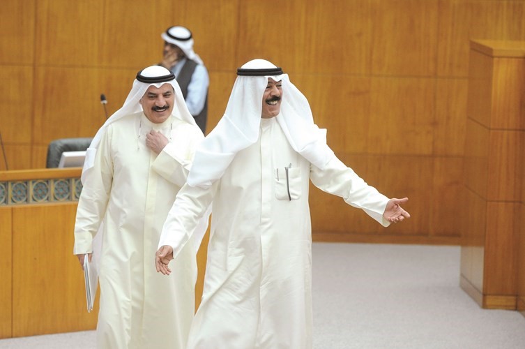 الشيخ محمد الخالد متحدثا الى الامانة العامة حول النصاب وبجانبه عبدالله المعيوف﻿