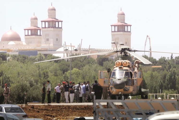 طائرة حربية تنقل المصابين في هجوم السيارة المفخخة على الحدود الاردنيةالسورية امس	رويترز﻿