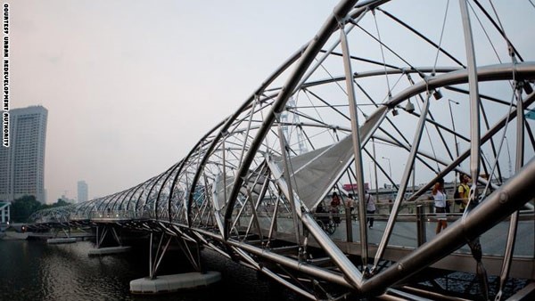جسر هيلكس لـ Cox Architecture عندما افتتح هذا الجسر في العام 2010، كان اول جسر في العالم بشكل حلزون مزدوج، يشبه شكل جزيئات الحمض النووي ويهدف توظيف هذا الشكل الى الاشارة لاعادة الحياة والتجدد والنمو