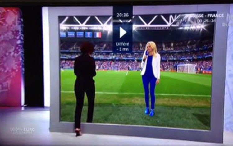 فيديو غريب ..مذيعة تقتحم حاجز الشاشة وتدخل الى الملعب على الهواء !!